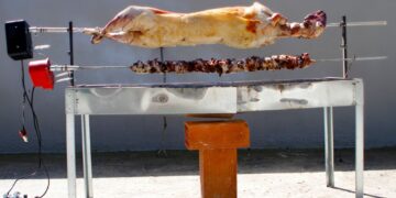 Γιατί σουβλίζουμε αρνί το Πάσχα: Τι συμβολίζει και ποια η ιστορία του;