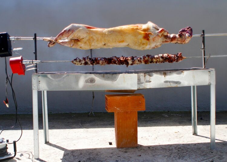 Γιατί σουβλίζουμε αρνί το Πάσχα: Τι συμβολίζει και ποια η ιστορία του;