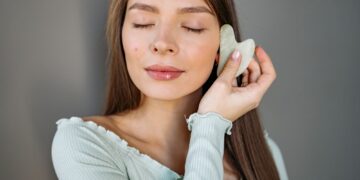 Gua sha: Η αρχαία τεχνική ομορφιάς που έγινε σύγχρονη τάση