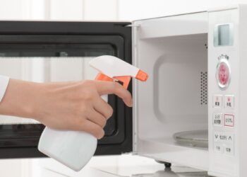 Πώς να διατηρείτε τον φούρνο μικροκυμάτων σας πεντακάθαρο όλη την ώρα;
