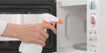 Πώς να διατηρείτε τον φούρνο μικροκυμάτων σας πεντακάθαρο όλη την ώρα;