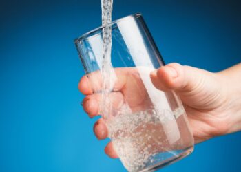 Πώς να φιλτράρετε το νερό της βρύσης χωρίς ειδικό εξοπλισμό;