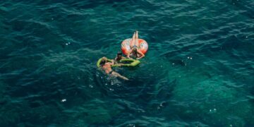 Πόση ώρα πρέπει να κρατάει το πρώτο μπάνιο στη θάλασσα