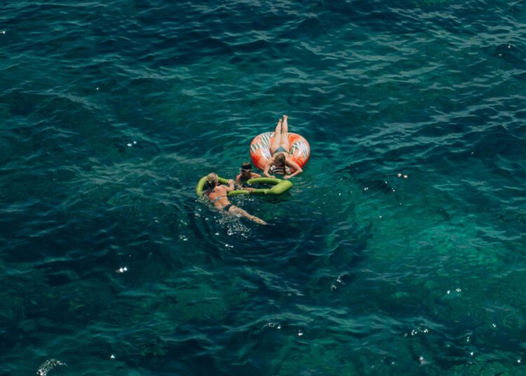 Πόση ώρα πρέπει να κρατάει το πρώτο μπάνιο στη θάλασσα