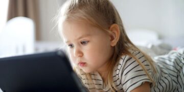 Πόσο χρόνο πρέπει να περνούν τα παιδιά μπροστά σε οθόνες;