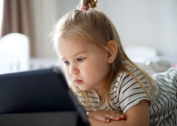 Πόσο χρόνο πρέπει να περνούν τα παιδιά μπροστά σε οθόνες;