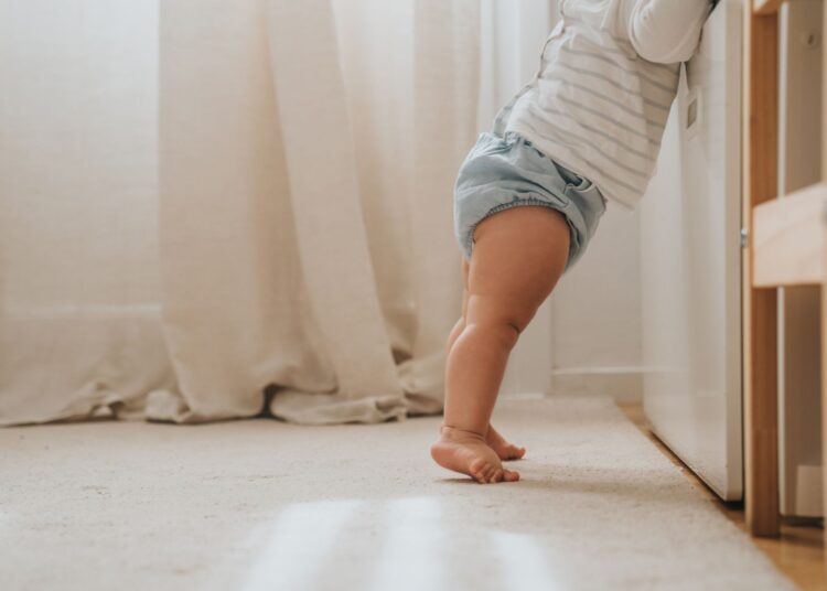 Πότε κάνει ένα μωρό τα πρώτα βήματα