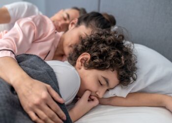 Πρέπει ένα παιδί να κοιμάται με τους γονείς του;