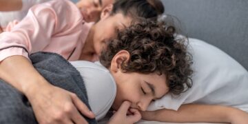 Πρέπει ένα παιδί να κοιμάται με τους γονείς του;