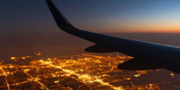 Red-eye πτήσεις: Όσα πρέπει να ξέρετε πριν τις δοκιμάσετε