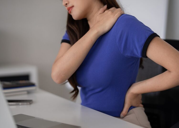 Τι συμβαίνει στο σώμα σας όταν κάθεστε πολλές ώρες;