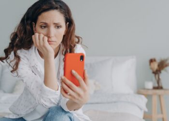 Το φαινόμενο του doomscrolling: Γιατί δεν μπορούμε να σταματήσουμε να διαβάζουμε αρνητικές ειδήσεις;