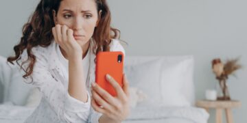 Το φαινόμενο του doomscrolling: Γιατί δεν μπορούμε να σταματήσουμε να διαβάζουμε αρνητικές ειδήσεις;