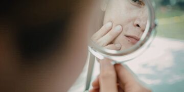 Συνήθειες που βλάπτουν το δέρμα μας