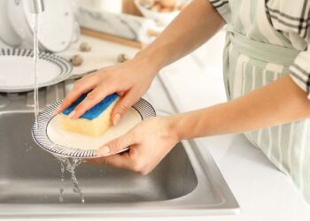 5 πράγματα που δεν πρέπει ποτέ να καθαρίζετε με ζεστό νερό
