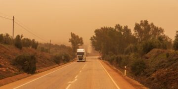 Αφρικανική σκόνη: Τι είναι το φαινόμενο που “σκεπάζει” τη χώρα; 
