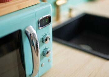 Γιατί δεν πρέπει να βάζουμε μεταλλικά σκεύη στον φούρνο μικροκυμάτων;