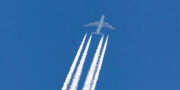 Γιατί τα αεροπλάνα αφήνουν λευκές γραμμές στον ουρανό;