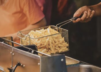 Οι τηγανητές πατάτες δεν είναι «κακές» από μόνες τους, όμως ο τρόπος παρασκευής τους τις κάνει συχνά λιγότερο υγιεινή επιλογή.