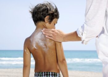 Για πόση ώρα μας προστατεύει πραγματικά το αντηλιακό μας;