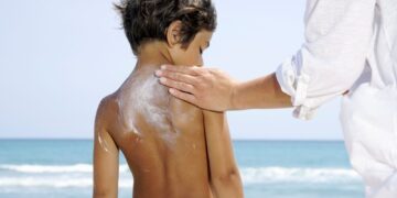 Για πόση ώρα μας προστατεύει πραγματικά το αντηλιακό μας;