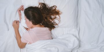 Γιατί δεν πρέπει να κοιμόμαστε με βρεγμένα μαλλιά;