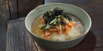 Κρύα noodles: Πώς έγιναν το απόλυτο πιάτο του καλοκαιριού