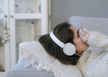 Λευκοί ήχοι: Τι είναι και γιατί τόσοι άνθρωποι κοιμούνται με αυτούς;