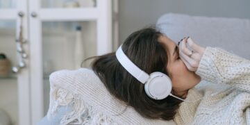 Λευκοί ήχοι: Τι είναι και γιατί τόσοι άνθρωποι κοιμούνται με αυτούς;