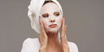 Sheet masks: Προσφέρουν πραγματικά κάτι ή είναι απλώς ένα skincare trend;