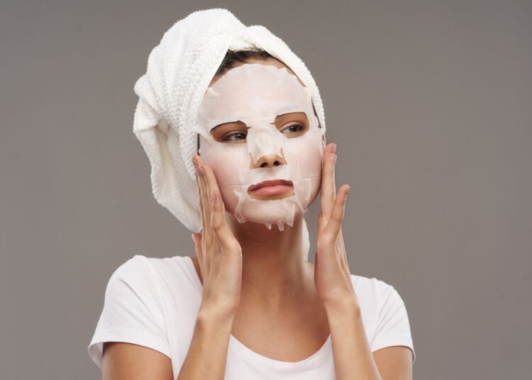 Sheet masks: Προσφέρουν πραγματικά κάτι ή είναι απλώς ένα skincare trend;