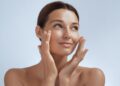 Glass skin: Τι είναι και πώς αποκτά η επιδερμίδα αυτή τη χαρακτηριστική λάμψη;