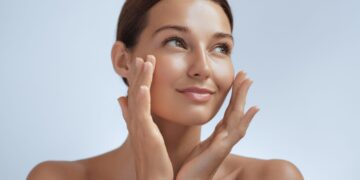 Glass skin: Τι είναι και πώς αποκτά η επιδερμίδα αυτή τη χαρακτηριστική λάμψη;