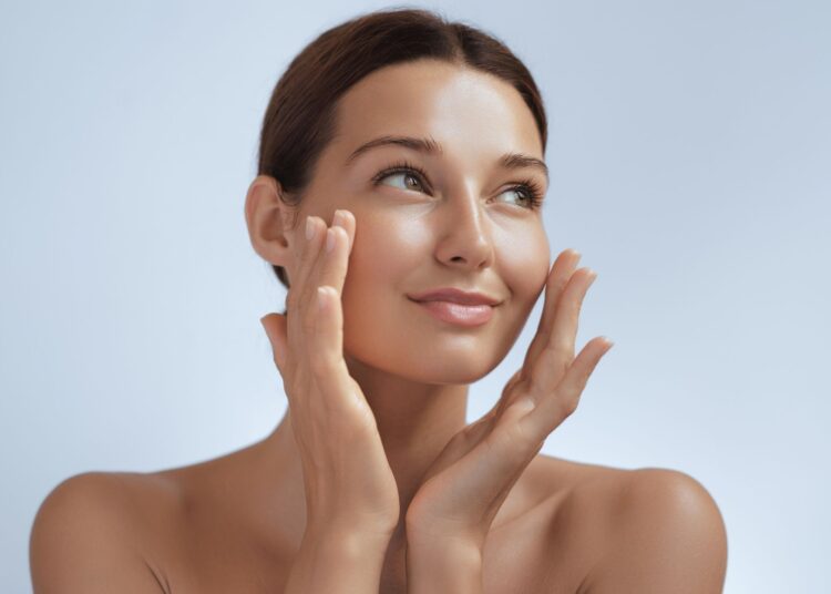 Glass skin: Τι είναι και πώς αποκτά η επιδερμίδα αυτή τη χαρακτηριστική λάμψη;