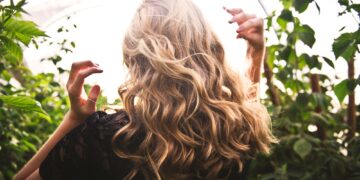 Grey blending: Η νέα τάση που αγκαλιάζει τα γκρίζα μαλλιά