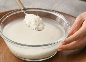 Rice water: Γιατί το νερό ρυζιού χρησιμοποιείται εδώ και αιώνες στην ασιατική περιποίηση;