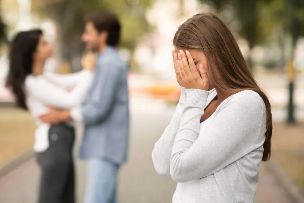 απατημένη σύντροφος κλαίει