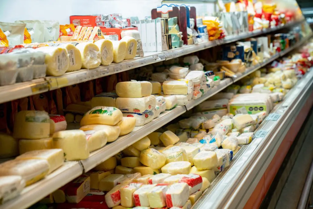 ράφια με διάφορα είδη τυριών σε supermarket