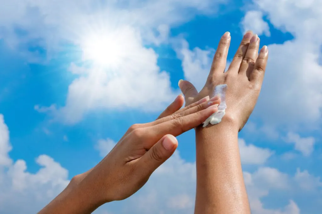 Τι είναι το SPF και πόσο αντηλιακό χρειάζεστε πραγματικά;
