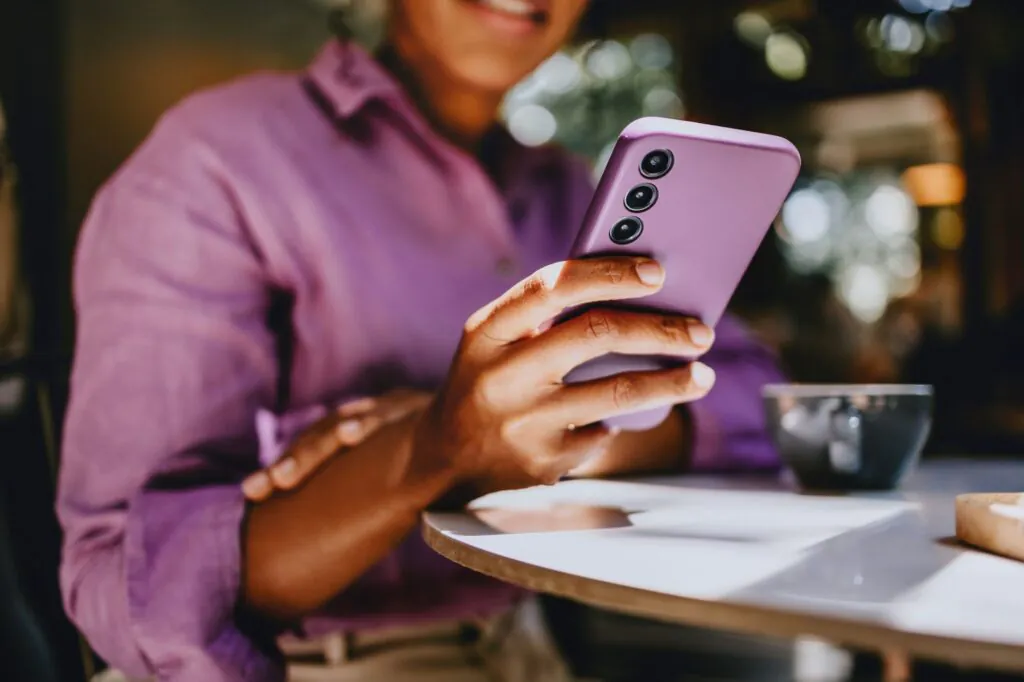Πώς τα social media μας αποξενώνουν από τον πραγματικό κόσμο;