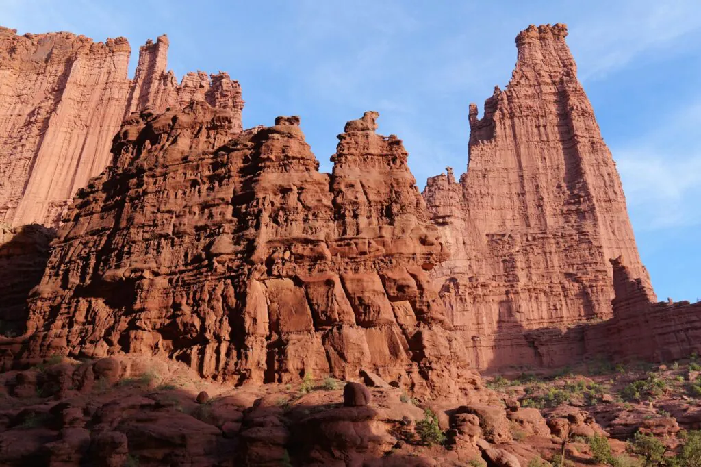 Sandstone Cliffs: Εκεί που η φύση σμιλεύει το τοπίο